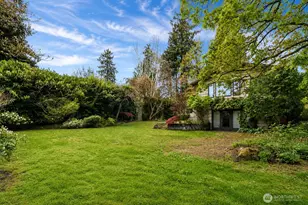 7611 NE 8th St, Medina, WA 98039 - Photo 1