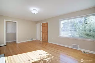 1210 NE 95th St, Seattle, WA 98115 - Photo 6