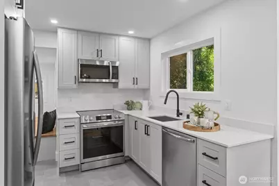 10322 Ashworth Avenue N, Seattle, WA 98133 - Photo 8