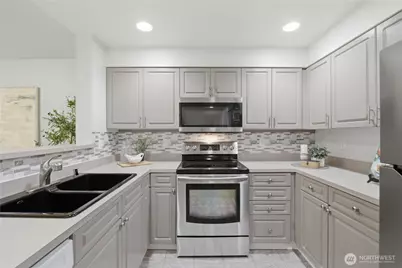 4343 Roosevelt Way NE #404, Seattle, WA 98105 - Photo 10