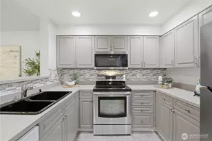 4343 Roosevelt Way NE, Seattle, WA 98105 - Photo 10