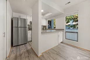 10819 NE 37th Pl, Bellevue, WA 98004 - Photo 4