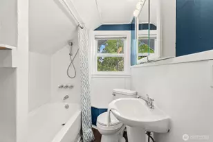 768 N 75th St, Seattle, WA 98103 - Photo 18