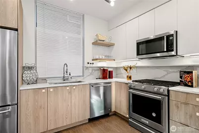 710 McGraw Street, Seattle, WA 98109 - Photo 8