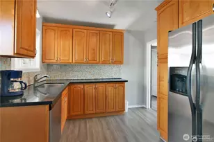 328 NE 52nd St, Seattle, WA 98105 - Photo 10
