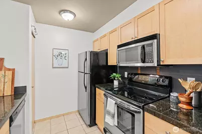 9057 Greenwood Avenue N #306, Seattle, WA 98103 - Photo 10