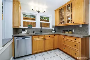 1011 NE 103rd St, Seattle, WA 98125 - Photo 10