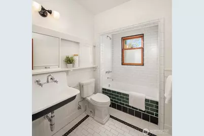 3915 Sunnyside Avenue N, Seattle, WA 98103 - Photo 12
