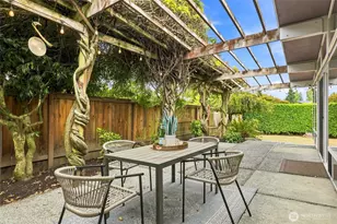 8218 SE 36th St, Mercer Island, WA 98040 - Photo 1