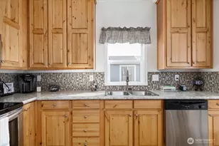225 NE Ernst St, Oak Harbor, WA 98277 - Photo 10