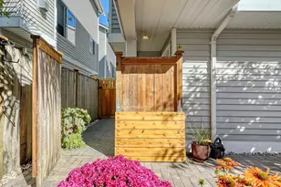 8529 Midvale Ave N, Seattle, WA 98103 - Photo 2
