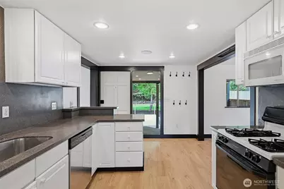 10915 North Park Avenue N, Seattle, WA 98133 - Photo 12