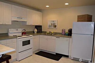 23042 NE 8th St Apt A #A, Sammamish, WA 98074 - Photo 4