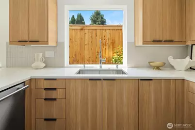 533 N 70th Street, Seattle, WA 98103 - Photo 16