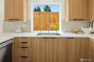 533 N 70th St, Seattle, WA 98103 - Photo 16