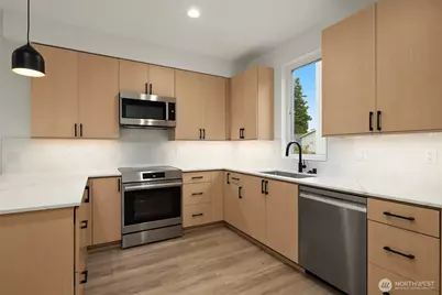 805 NE 71st Street, Seattle, WA 98115 - Photo 2