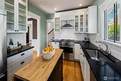 2320 Nob Hill Avenue N, Seattle, WA 98109 - Photo 10