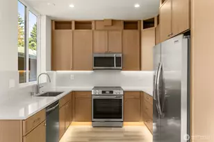 10331B Ashworth Ave N, Seattle, WA 98133 - Photo 2