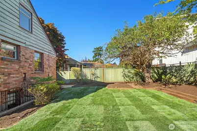 7812 Stone Avenue N, Seattle, WA 98103 - Photo 26