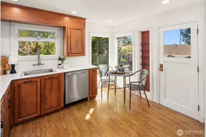 7812 Stone Avenue N, Seattle, WA 98103 - Photo 8