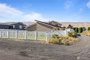 210 SW Pear Pl, Mattawa, WA 99349 - Photo 2