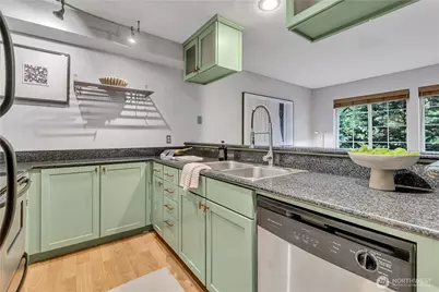 952 N 35th Street #102, Seattle, WA 98103 - Photo 14