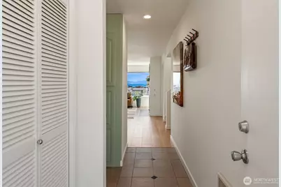 420 Melrose Avenue E #902, Seattle, WA 98102 - Photo 32