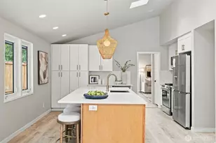 3860 NE 41st St, Seattle, WA 98105 - Photo 8