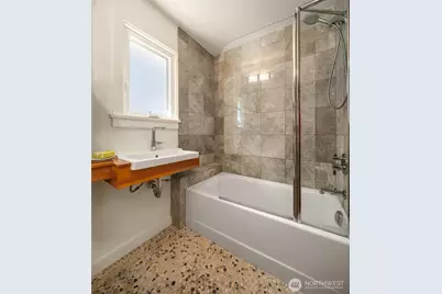 8015 42nd Avenue NE, Seattle, WA 98115 - Photo 16