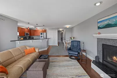 7111 Linden Avenue N #304, Seattle, WA 98103 - Photo 4