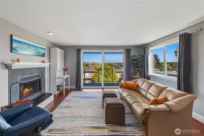 7111 Linden Avenue N #304, Seattle, WA 98103 - Photo 2