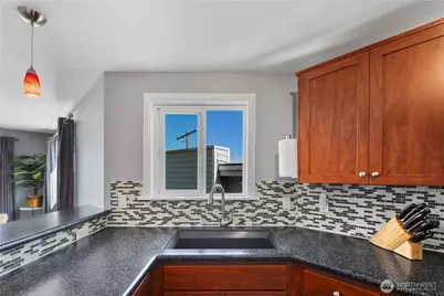 7111 Linden Avenue N #304, Seattle, WA 98103 - Photo 14