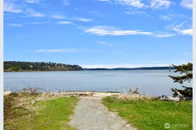 651 E Maplewood Loop, Oak Harbor, WA 98277 - Photo 8