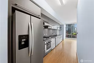 820 Blanchard St, Seattle, WA 98121 - Photo 12