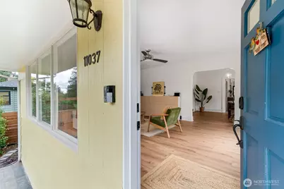 11037 Sand Point Way NE, Seattle, WA 98125 - Photo 2