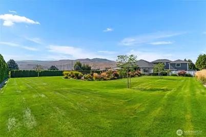 3715 Viewmont Drive, Wenatchee, WA 98801 - Photo 2