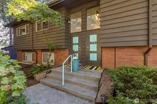2515 NE 106th Pl, Seattle, WA 98125 - Photo 2