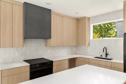 8544 Interlake Avenue N, Seattle, WA 98103 - Photo 2