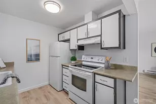 8747 Phinney Ave N, Seattle, WA 98103 - Photo 14