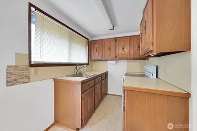 13111 Ashworth Avenue N, Seattle, WA 98133 - Photo 16