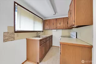 13111 Ashworth Ave N, Seattle, WA 98133 - Photo 16