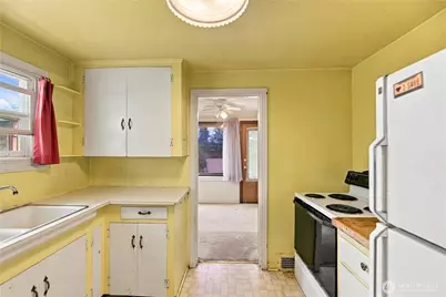 10863 Roseberg Avenue S, Seattle, WA 98168 - Photo 8