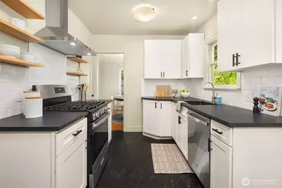 535 N 74th Street, Seattle, WA 98103 - Photo 8