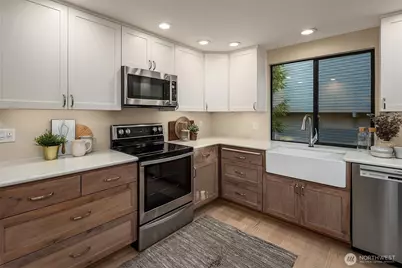 12112 SE 46th Pl, Bellevue, WA 98006 - Photo 10