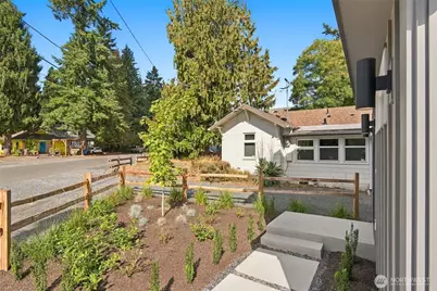 12038 Hiram Place NE, Seattle, WA 98125 - Photo 32
