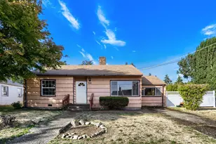910 NE 113th St, Seattle, WA 98125 - Photo 2