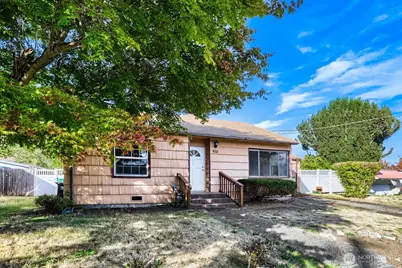 910 NE 113th Street, Seattle, WA 98125 - Photo 1