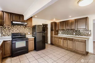 910 NE 113th Street, Seattle, WA 98125 - Photo 10
