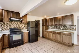 910 NE 113th St, Seattle, WA 98125 - Photo 10