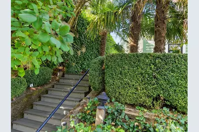 2524 E Ward Street, Seattle, WA 98112 - Photo 2